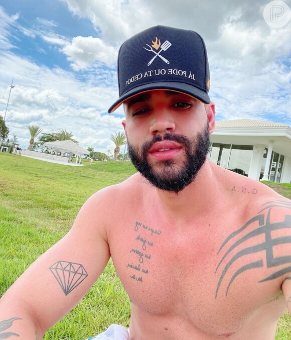 Gusttavo Lima se arrisca na bateria e mostra mão machucada em vídeo no Instagram nesta terça-feira, dia 12 de maio de 2020