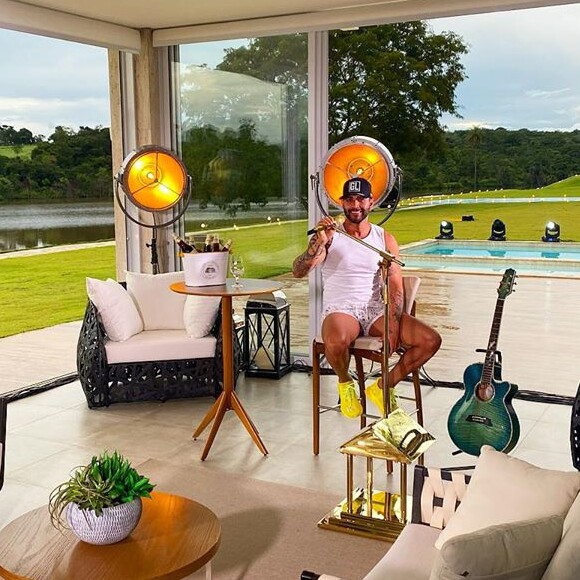 Gusttavo Lima mostrou seu talento na bateria, mas acabou machucando a mão com o instrumento musical