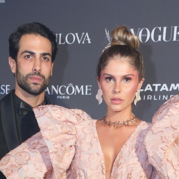 Bárbara Evans e Gustavo Theodoro estão noivos desde 2019 e comemoraram mudança de status em dezembro