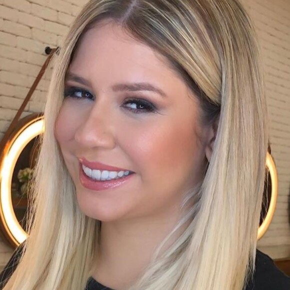 Marília Mendonça faz caras e bocas em tutorial de maquiagem