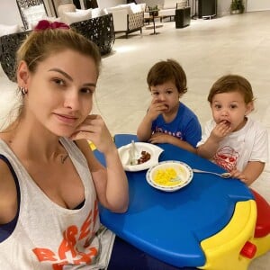 Filhos de Gusttavo Lima e Andressa Suita, Gabriel e Samuel tem 2 anos e 1 ano de idade, respectivamente