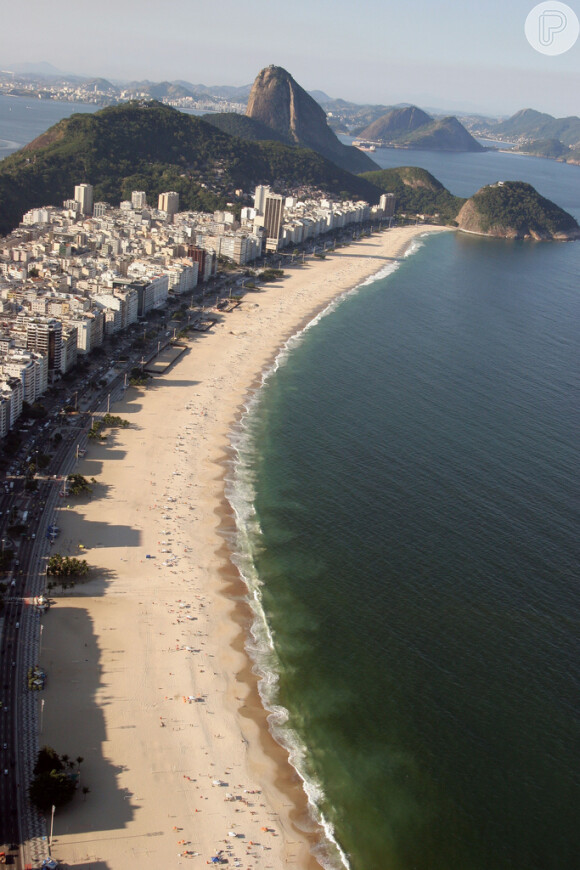 Esta é a orla da Praia de Copacabana, uma das mais queridas pelos turistas