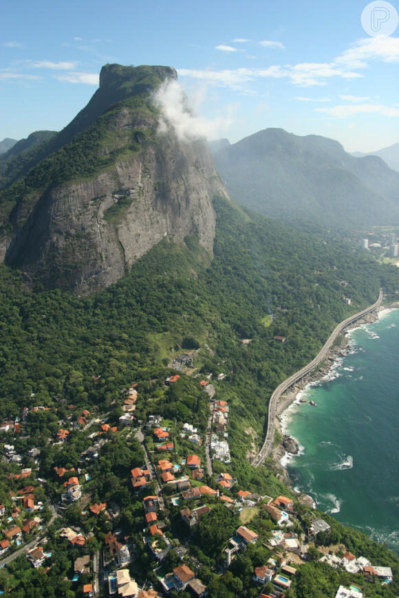 Esta é a vista da Pedra da Gávea, um dos cantos verdes adorados por aventureiros do Rio de Janeiro