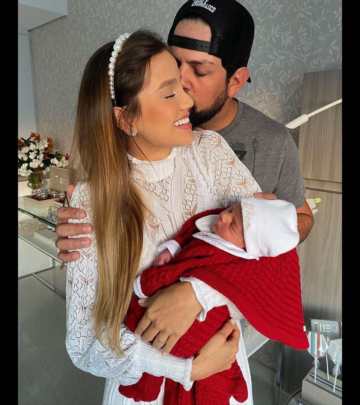 Foto: Biah Rodrigues e o cantor Sorocaba deixaram a maternidade com filho,  Theo - Purepeople