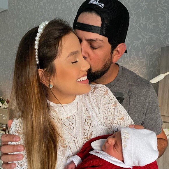 Biah Rodrigues e o cantor Sorocaba deixaram a maternidade com filho, Theo