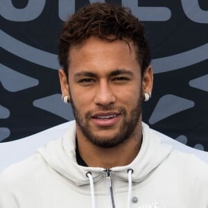 Neymar troca elogios com modelo Natalía Barulích