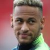 Neymar faz foto com modelo para revista