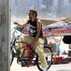 André Gonçalves pedalou com sua bicicleta vintage pela orla do Arpoador e curtiu sua folga da novela 'Geração Brasil'