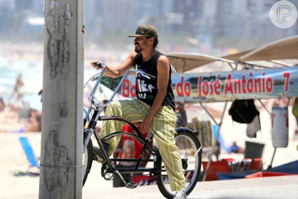 André Gonçalves pedalou com sua bicicleta vintage pela orla do Arpoador e curtiu sua folga da novela 'Geração Brasil'