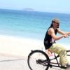 André Gonçalves curtiu a orla do Rio de Janeiro nesta terça-feira, 28 de outubro de 2014. O ator pedalou com sua bicicleta vintage pela orla do Arpoador e depois deu um mergulho para se refrescar