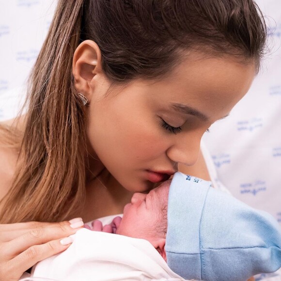 Biah Rodrigues destacou importância da amamentação para o filho, Theo: 'Conexão'
