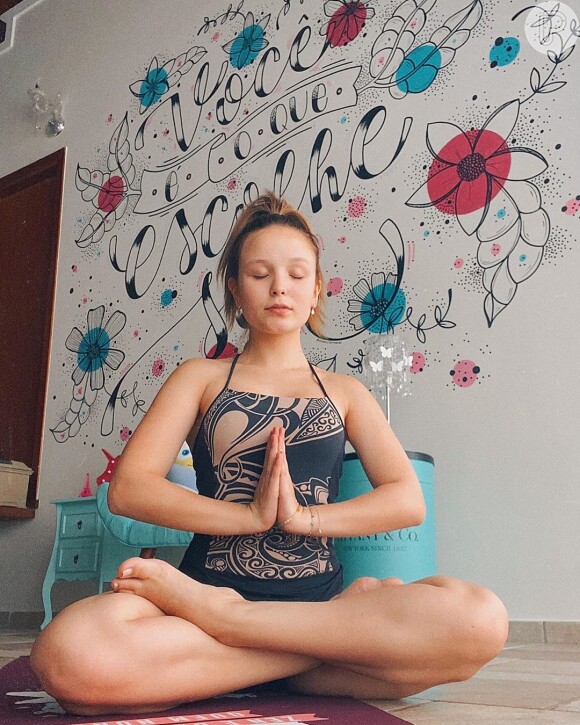 Larissa Manoela também incluiu a meditação em sua rotina de cuidados com corpo e mente