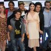 Cauã Reymond e Alinne Moraes posam com elenco do filme 'Tim Maia'