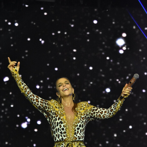 Ivete Sangalo faz foto deitada com marido, Daniel Cady, e comemora aniversário