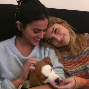 Bruna Marquezine adotou a cachorrinha Amêndoa em viagem pelos Estados Unidos