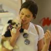 Bruna Marquezine ganha cachorro da raça Golden Retriever. Atriz já tem outros pets como o Shih Tzu da foto