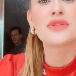 Marina Ruy Barbosa mostra marido, Xande Negrão, interrompendo gravação de campanha