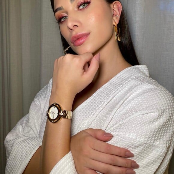 Flavia Pavanelli levanta o olhar com procedimento