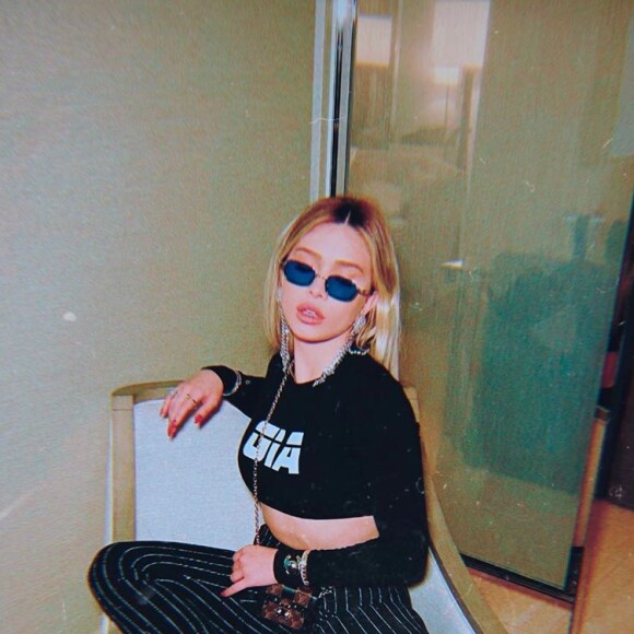 Flavia Pavanelli faz procedimento nos olhos