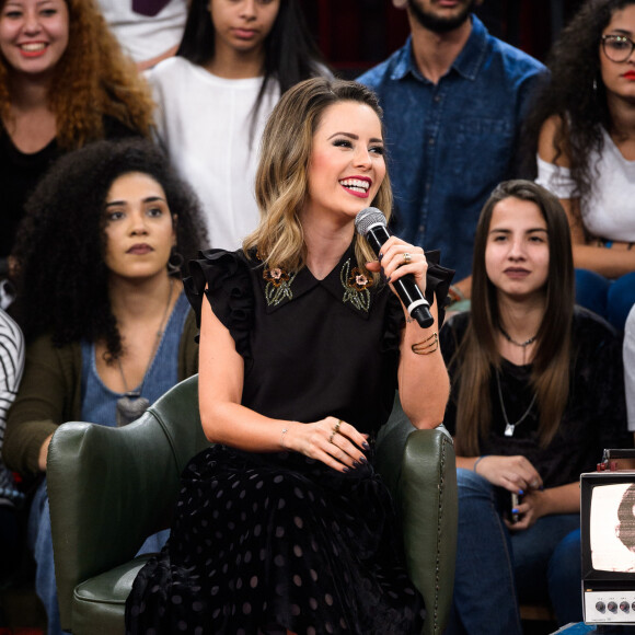 Sandy caprichou no look para live show com marido