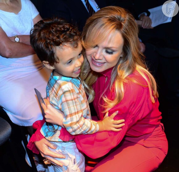 Eliana foi com o filho, Arthur, na coletiva de imprensa do 'Teleton' nesta quarta-feira, 29 de outubro de 2014