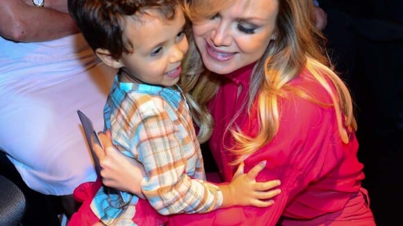 Eliana leva filho, Arthur, de 3 anos na coletiva de imprensa do 'Teleton'