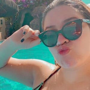 Marília Mendonça fez foto de biquíni na piscina