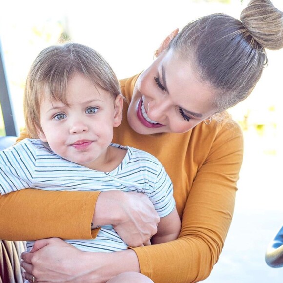 Andressa Suita fotografou o filho mais novo, Samuel, comendo picolé enquanto esperava para ter seu cabelo cortado