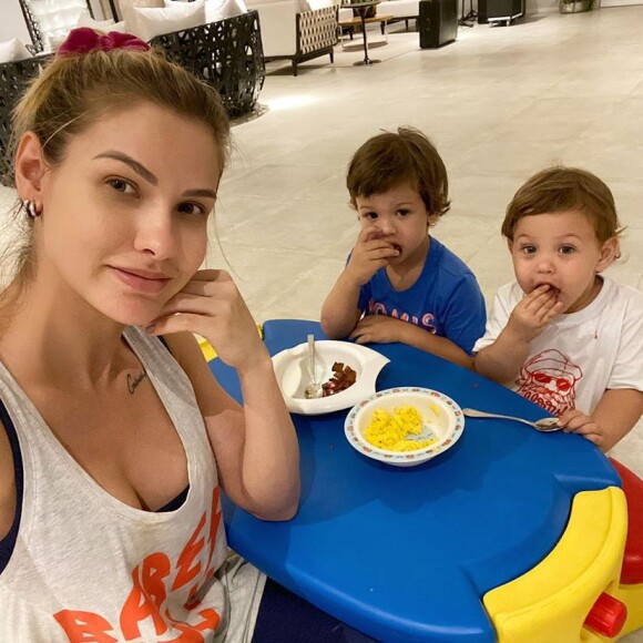 Andressa Suita deu uma guloseima para os filhos enquanto eles cortavam o cabelo