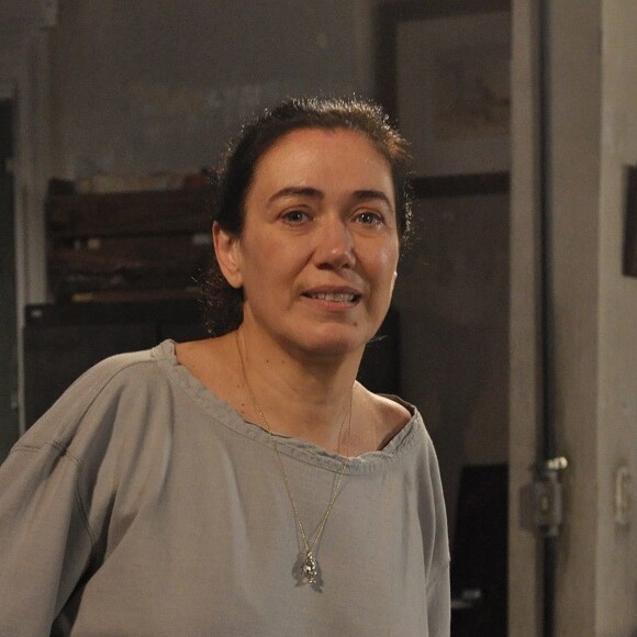 Novela 'Fina Estampa': Griselda (Lilia Cabral) oferece dinheiro a Íris (Eva Wilma)