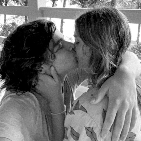Sasha Meneghel exibe foto de beijo no aniversário do namorado, João Figueiredo