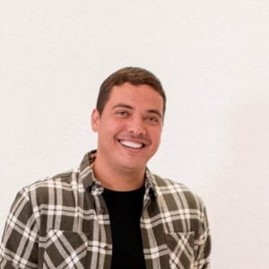 Wesley Safadão também escolheu blusa xadrez para live junina com Luan Santana