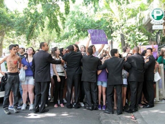 Fãs se aglomeram na porta de hotel para ver Justin, antes do show em São Paulo