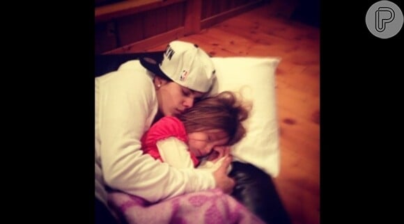 Em dezembro de 2012, ele compartilhou uma foto onde aparece dormindo abraçado com a irmã Jazmin. Na legenda: 'My Love'