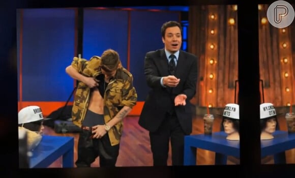 O popstar mostra o seu abdômen sarado no programa 'Late Night with Jimmy Fallon'