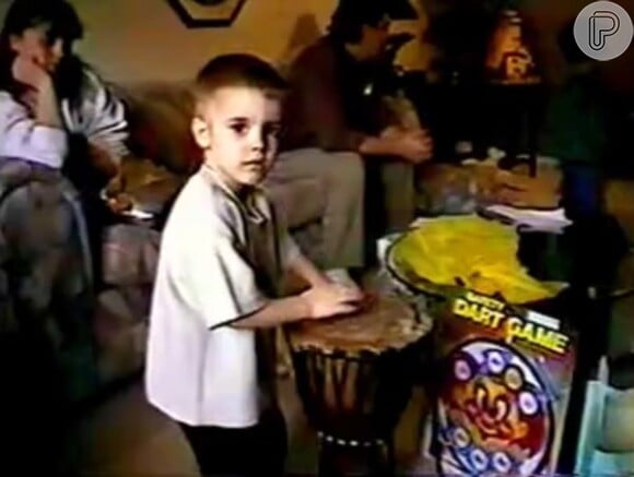 Aos três anos, Justin Bieber começou a tocar bateria, instrumento que hoje ele domina