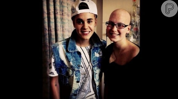 Bondoso e solícito, Justin visitou uma fã em tratamento contra um câncer em hospital no Canadá, em outrubro de 2012