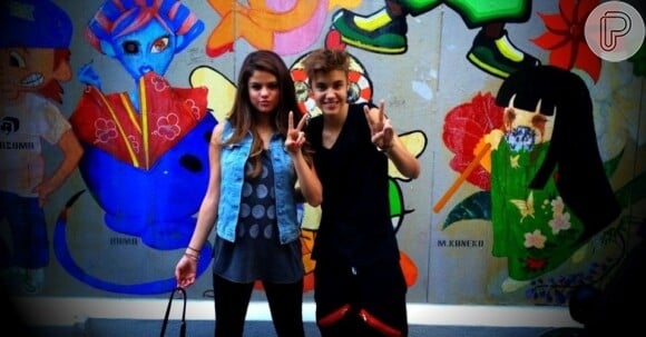 Selena Gomez acompanhou o então namorado Justin Bieber durante viagem ao Japão, em julho de 2012