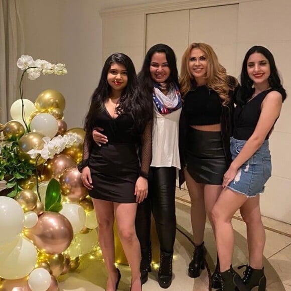 Joelma posta com as filhas, Natália e Yasmin, e também da sobrinha Brenna Mendes, em festa de 46 anos