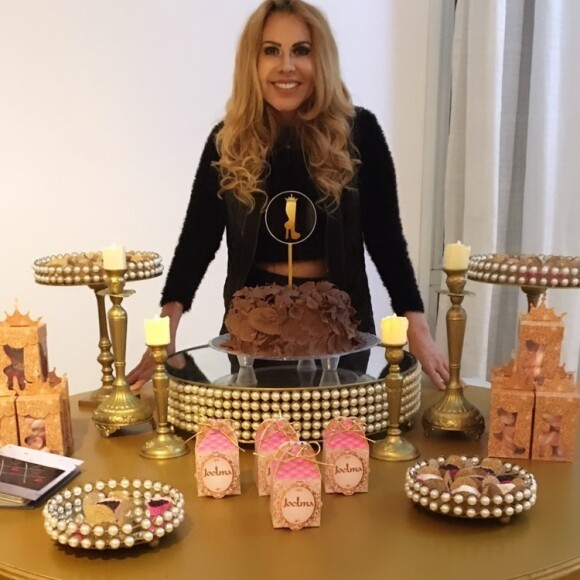 Joelma posa na mesa do bolo: 'Um dia muito especial com vocês aqui pertinho de mim dentro do coração'