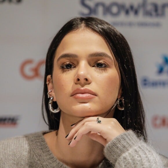 Foto de Bruna Marquezine de toalha foi feito em bastidor do filme 'Vou Nadar Até Você'