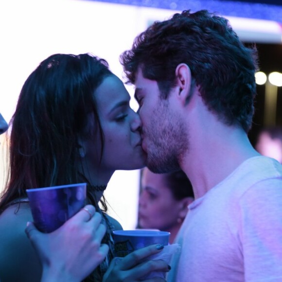 Bruna Marquezine revê exposição do namoro: 'Combinamos que negaríamos e iríamos nos preservar até a relação se tornar algo mais concreto ou não'