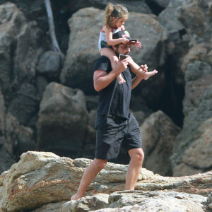 Bruno Gissoni e Yanna Lavigne levam filha, Madalena, à Praia da Joatinga, na Zona Oeste do Rio de Janeiro, nesta quinta-feira, 25 de junho de 2020