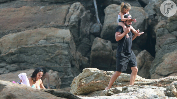 Bruno Gissoni e Yanna Lavigne levam filha, Madalena, à Praia da Joatinga, na Zona Oeste do Rio de Janeiro, nesta quinta-feira, 25 de junho de 2020