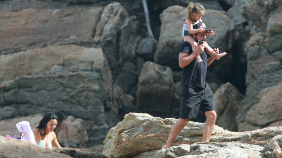 Bruno Gissoni e Yanna Lavigne se divertem com filha, Madalena, em praia do Rio