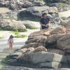 Filha de Bruno Gissoni e Yanna Lavigne se divertiu ao brincar na areia