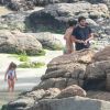 Família de Bruno Gissoni foi fotografada se divertindo na Praia de Joatinga