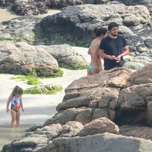 Família de Bruno Gissoni foi fotografada se divertindo na Praia de Joatinga