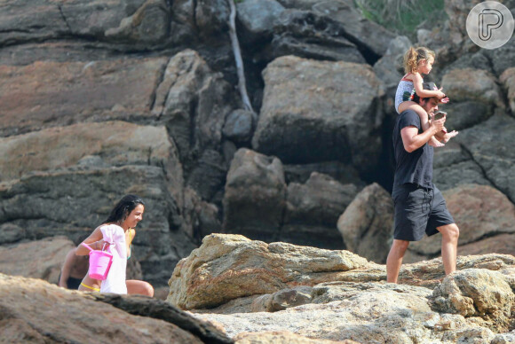 Bruno Gissoni e Yanna Lavigne curtiram dia de praia com filha, Madalena