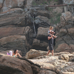 Bruno Gissoni e Yanna Lavigne foram fotografados com filha em praia carioca